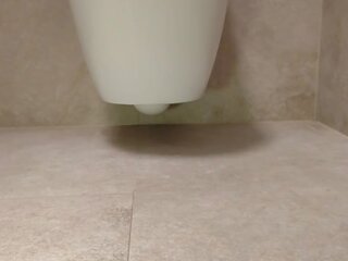 Pievilcīgs pēdas uz the tualete