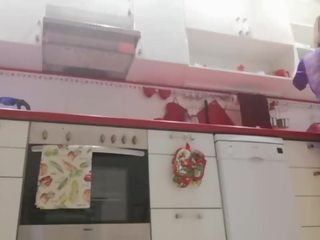 Kasupoeg piilumine kasuema om a köögis