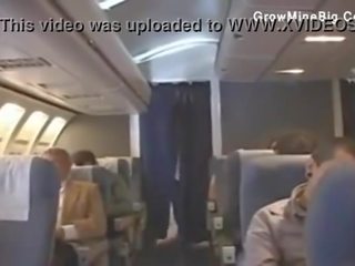 Stewardess en japans fellows neuken op plane
