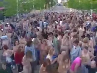 5000 telanjang orang