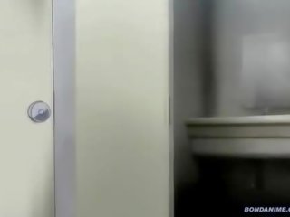 Ein dame erkunden schläge stechen bei die öffentlich toilette